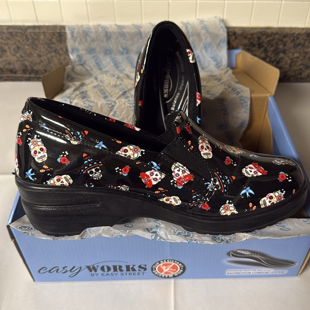 Easy Works By Easy Street "Festive Skulls" Leeza Clog Size 10